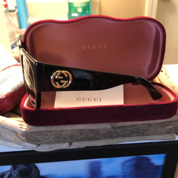 Authentic like new Oversized GUCCI! Sunglasses with case, cloth, and dust bag - Picture 5 of 12